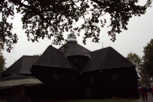 ważnym argumentem przemawiającym za pokryciem całego kościoła gontem stanowiło przekonanie, iż taki dach dobrze odprowadza wodę i śnieg, chroniąc resztę budynku