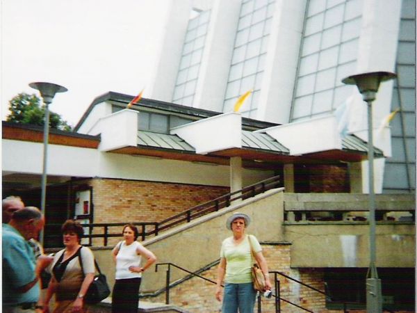 przed Sanktuarium Narodowym św. Andrzeja Boboli - przy ul. Rakowieckiej /róg ul. Akacjowej/.