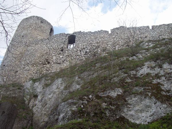Ruiny gotyckiego zamku Pileckich z XIV w. Zamek został zniszczony w XVII w. przez Szwedów. Współcześnie zachowały się mury obronne zamków dolnych z dwiema brama