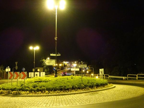Sępólno Krajeńskie - rondo Grudzińskiego w kierunku centrum miasta - nocą.