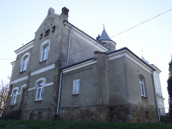 budynek przykościelny - tzw. "Wikarówka".