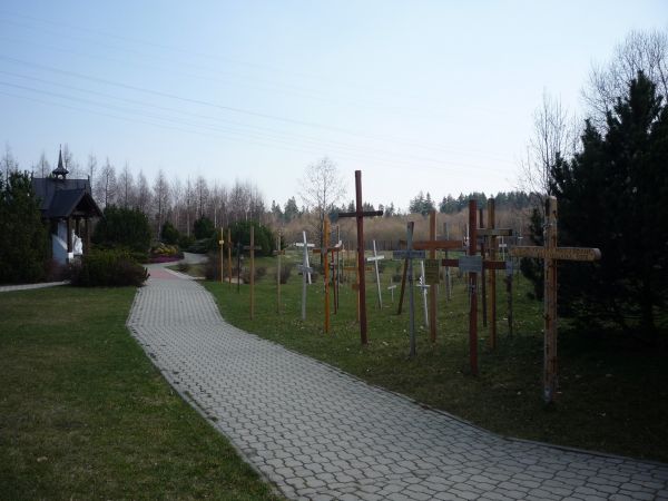 Ludźmierz.Krzyże  w Ogrodzie Różańcowym.