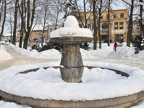 Busko-Zdrój, fontanna w parku miejskim.
