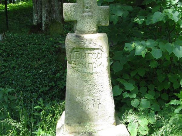 inskrypcja na podstawie krzyża nagrobnego - kielich mszalny - pozwala dowiedzieć się - odczytać, że jest tu pochowany ksiądz, pop może nawet paroch - na cmentar