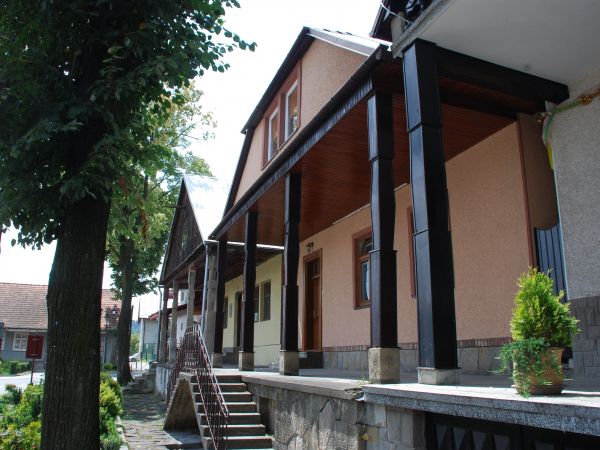 Drewniana zabudowa w rynku.