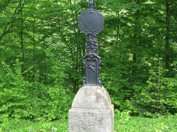 na przycerkiewnym cmentarzu, w 2008 roku cmentarz oczyszczono. Pośrodku ustawiono nagrobek piaskowcowy z żeliwnym    krzyżem z Chrystusem Ukrzyżowanym i poniżej