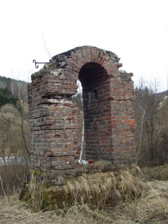 dzwonnica przy kościele ewangelickim. Zachowały się czytelne ślady murów kościoła i kamienne płyty i krzyże nagrobne.