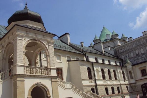 tu prezentowana loggia a w narożu Baszta Królewska.