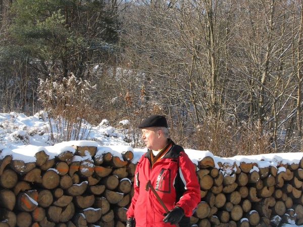 na placu składowym Lasów Państwowych - w bliskim sąsiedztwie: leśniczówka.