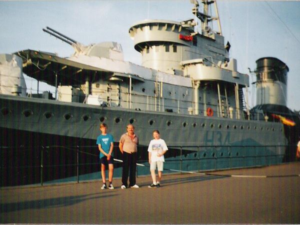 na zdjęciu: przed/obok okrętu wojennego i muzeum "Błyskawica", który brał udział w alianckich działaniach bojowych w czasie II wojny światowej, zakotwiczony prz