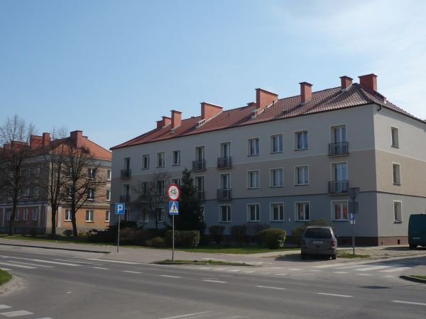 fragment ul.I.Jana Paderewskiego budynek nr.10 nie dawno zielony obecnie ocieplony w nowej szacie.