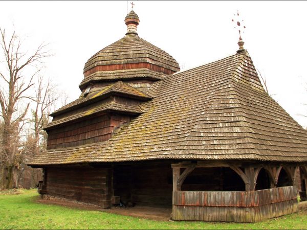 Drewniana cerkiew p.w. Wniebowstąpienia Pańskiego z 1659 r., usytuowana na wzgórzu Dębnik - Dubnyk (344 m n.p.m.), wznoszącym się ponad doliną Sanu.