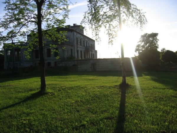 Pałac w pełnym słońcu