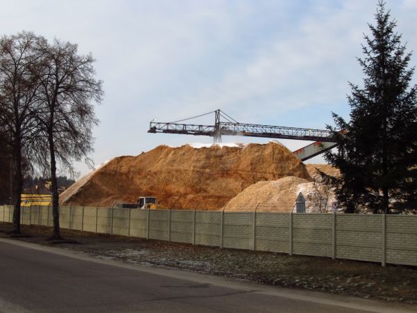 Stały zapas zrębków do produkcji płyt drewnopochodnych w zakładzie Steico