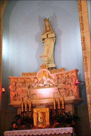 Klasztor Saletynów i Sanktuarium Matki Bożej z La Salette - Płaczącej  w Dębowcu  .  W kościele ukoronowana jest Matka Boża Saletyńska, która spełnia prośby lud