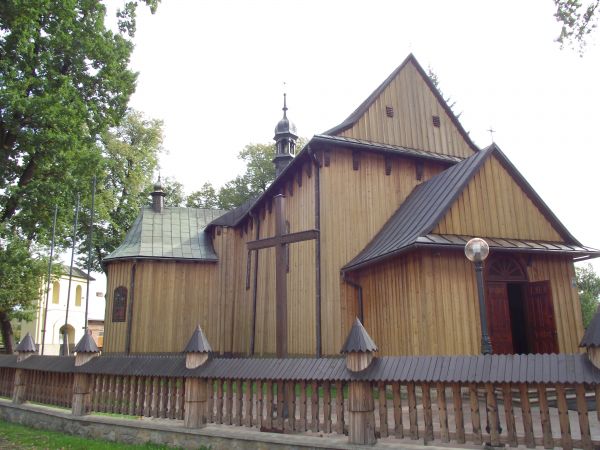 kościół i dzwonnica oraz stylowe ogrodzenie, na kościele wieżyczka - do dziś dźwięk sygnaturki obwieszcza śmierć a głos dzwonów towarzyszy procesjom, pogrzebom