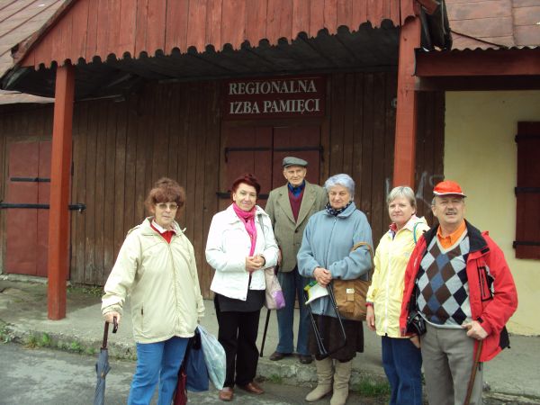 przed byłym Domem Ludowym, świetlicą wiejską, remizą OSP - od lat wielu: Regionalną Izbą Pamięci - z założycielem, kolekcjonerem, kustoszem tych - tak bardzo wa