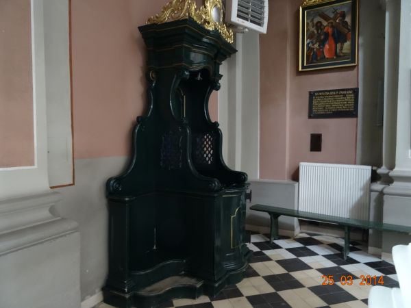 konfesjonał - w kaplicy po lewej.