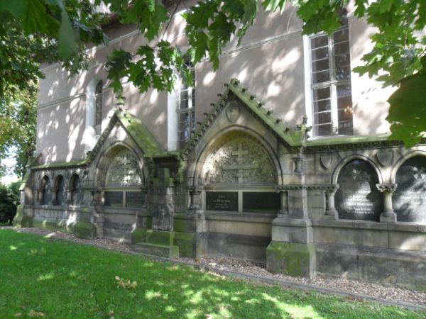 Tablica epitafijna Wietershein'ów na ścianie kościoła