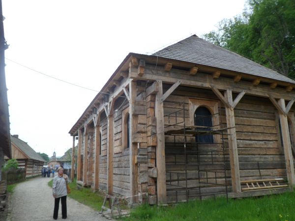 synagoga - przy drodze na Rynek Galicyjski, z XVIII wieku,odtwarzana z Połańca  z rejonu graniczącego z Galicją.