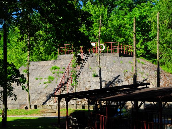 Tajemnicza piramida w parku przypałacowym