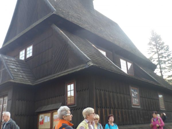 przy kościele wzniesionym w stylu podhalańskim przed II w. św. - jedyny taki w okolicy.