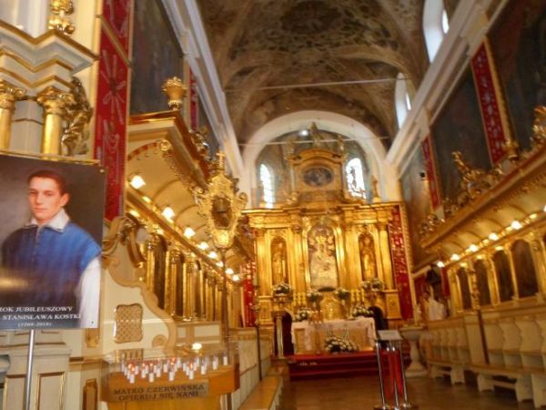prezbiterium a nad stallami obrazy maryjne, w nastawie wielkiego ołtarza Obraz  Matki Bożej Czerwińskiej, wsławiony licznymi łaskami.