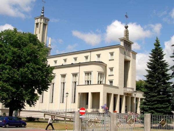 Niepokalanów - Sanktuarium Maryjne (na terenie wsi Paprotnia).
Powstało   w 1927 r. na ziemiach ofiarowanych przez księcia Jana Druckiego Lubeckiego .
Bazylik