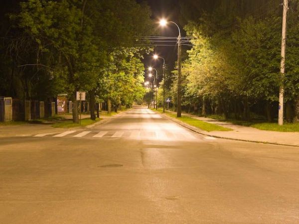 Skarżysko, dalsza część ul. Piłsudskiego w nocy.