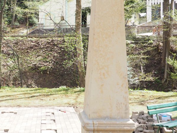 obelisk - uświetniający miejsce, gdzie kiedyś była kaplica zdrojowa, dalej - za Potokiem Iwonickim zwanym popularnie Iwonka - kościół zdrojowy.