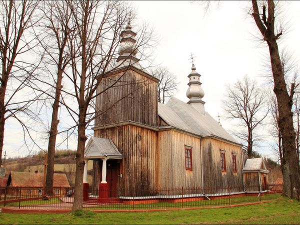 Drewniana parafialna cerkiew greckokatolicka p.w.  św. Jana Chrzciciela w Tyrawie Solnej . Cerkiew została wzniesiona w 1837 r. Po wojnie użytkowana jako kośció