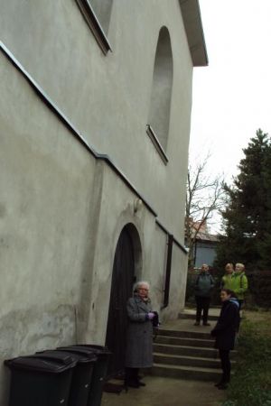 pani Malka - zaprasza nas do zwiedzania synagogi, zapraszam do opisów zdjęć - warto ! Wiemy też iż przed wojną - przed Zagładą - np. we Lwowie - pod   teatrem -