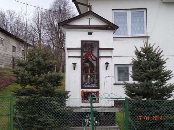 przed kapliczką, świadkiem naszej historii, przemijania, akcentem małej architektury sakralnej co tak ważną i znaczącą ją czyni a i nas "ubogaca i wyróżnia" wśr