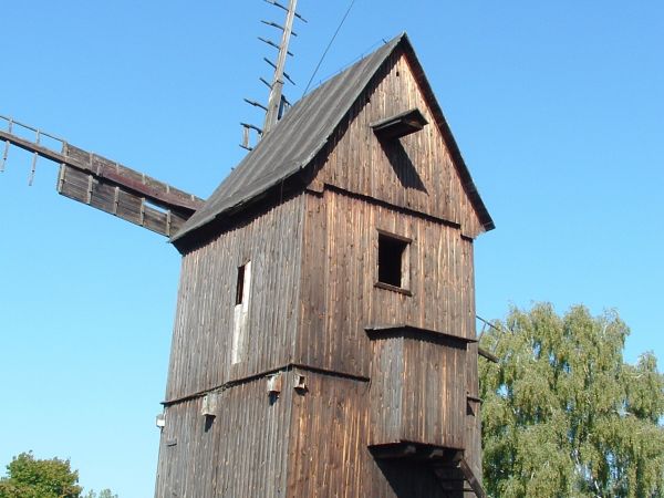 Zabytkowy wiatrak przed remontem