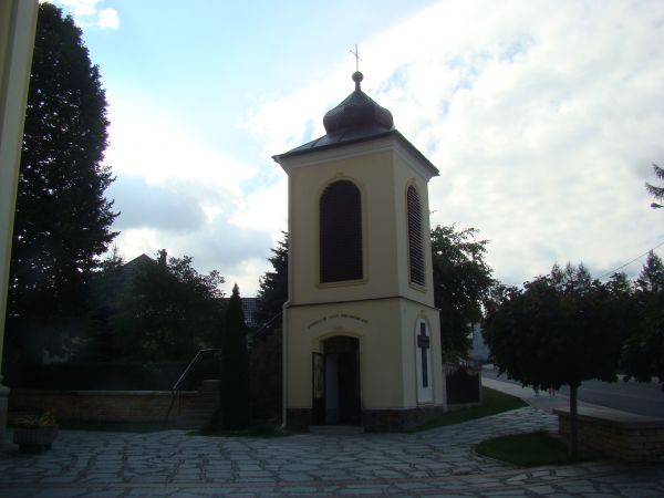 dzwon z 1760r. ozdobiony plakietkami przedstawiającymi św.św. Zygmunta, Bonifacego oraz Matkę Boską, obok sygn. Johan Sig [ismund] Weidner.