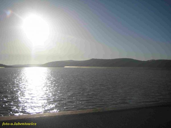 Wschód słońca -  górny zbiornik elektrowni szczytowo-pompowej Porąbka-Żar