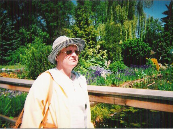 Różnorodnośc odmian i gatunków lilii wodnej i kosaćców oraz strefa roślinności szuwarowej, o liściach pływających, o liściach zanurzonych. Zobaczymy też rzęsę d