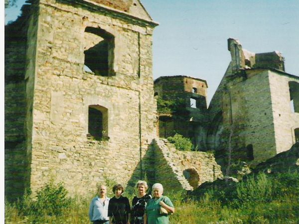 Inna z legend opowiada o zakonniku, który na rozkaz Austriaków podpalił klasztor i teraz za karę jego duch błąka się po wzgórzu. Duchowi zakonnika towarzyszy po