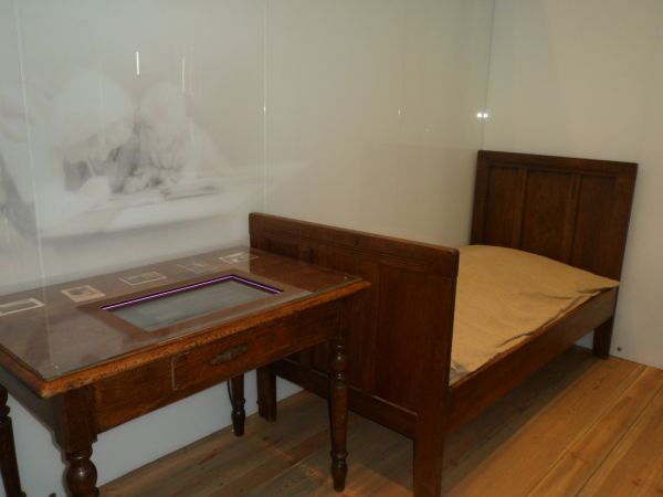 izba mieszkalna w domu Rodziny Ulmów - inscenizacja muzealna.