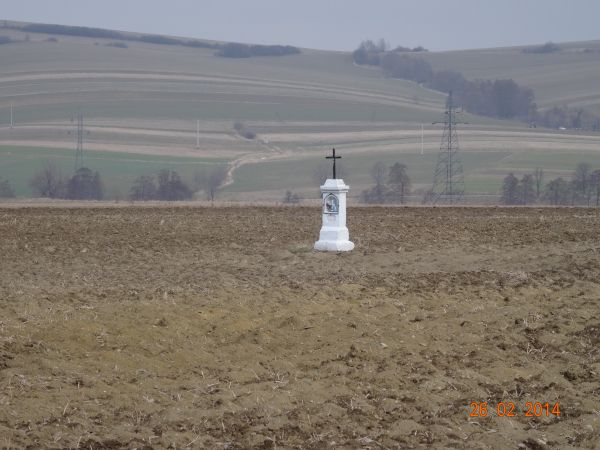 postument z krzyżem i małej wnęce 30 cm/wys. figurka Matki Boskiej, to na  pocz. XX w. Różelewicz wystawił, bo tam syn jego zginął od rażenia piorunem. W obniże