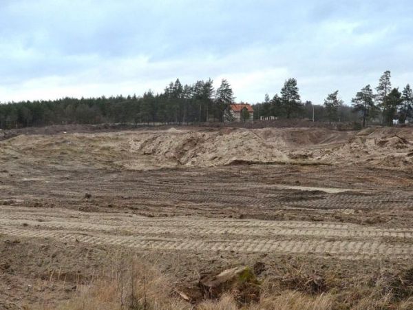 Wiok od strony  żwirowni 'za torami'. Na fotografi ekspansyjna eksploatacja niewielkich złóż pod przyszły teren rekraacyjny z jeziorkiem. Luty 2016