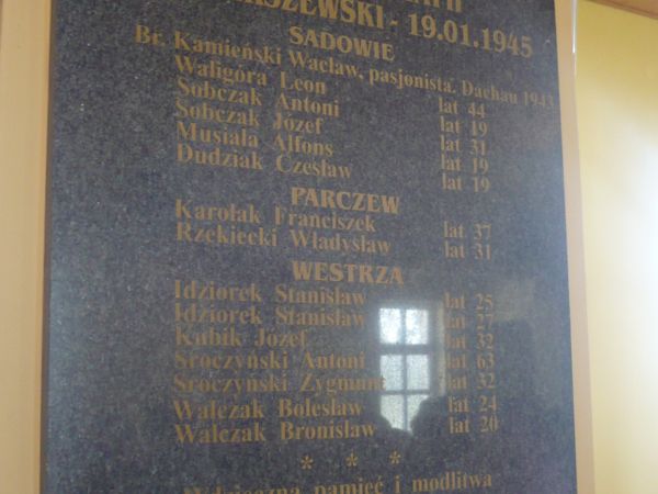 Tablica pamięci zamordowanych żołnierzy w tutejszych lasach ,tablica w kociele parafialnym ojców pasjonistów.