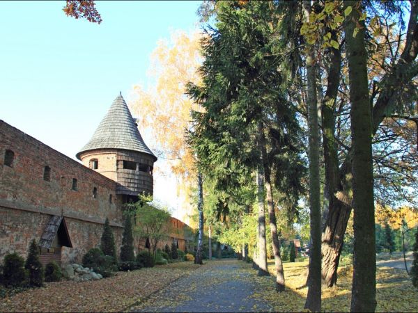 Kościół pw. św. Mikołaja i Stanisława biskupa w Jarosławiu przy ulicy Benedyktyńskiej. Przez starszych mieszkańców zwany Anna Kasarnia, został zbudowany w latac