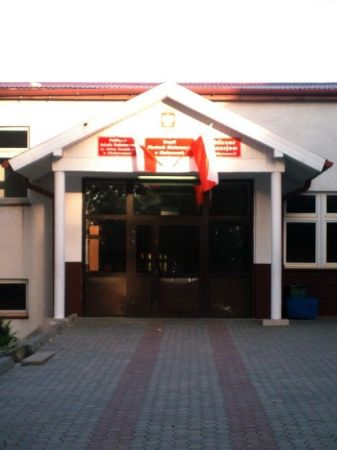 Wejście do gimnazjum oraz podstawówki