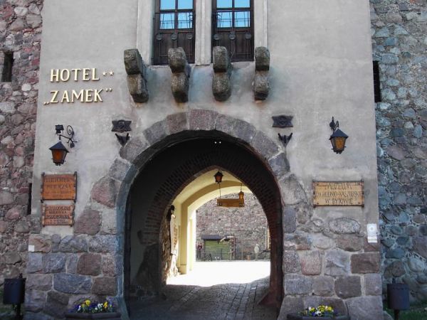 Tędy wchodzimy na zamek bytowski .