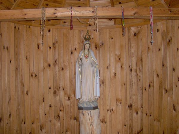 Wnętrze kapliczki - można przycupnąć i w ciszy pomodlić się...