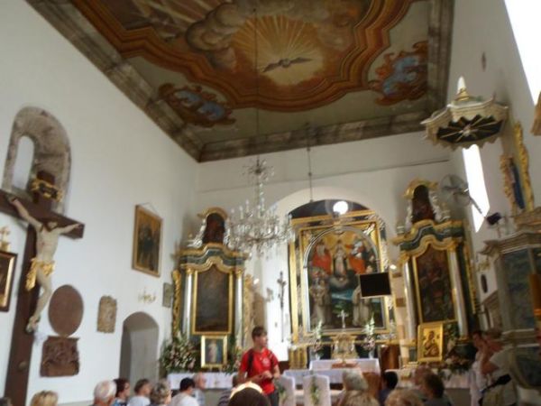 krzyż - n/z po lewej - wg przekazu miał być wyłowiony z wód Dunajca w czasie powodzi przed trzystu laty i pochodzi podobno z jakiegoś kościoła zniszczonego prze