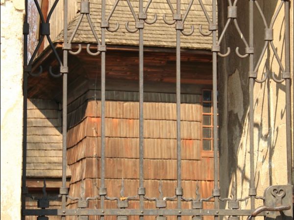 Drewniany kościół konstrukcji zrębowej pw. św. Sebastiana, wzniesiony w roku 1737. W roku 1980 był gruntownie odnawiany z całkowitą wymianą gontów.