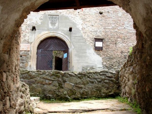 Zamek Chojnik (Jelenia Góra-Sobieszów) – zbudowany w 1364. W 1392 r. zamek otrzymuje od księżnej Agnieszki z piastowskiej linii świdnicko-jaworskiej) ryce