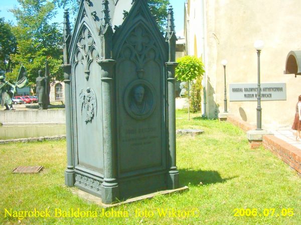 To nagrobek słynnego budowniczego hutnictwa i metalurgii na Górnym Śląsku.
Sądzę, że znajdzie swoje miejsce na jego grobie na odnowionym historycznym cmentarzu